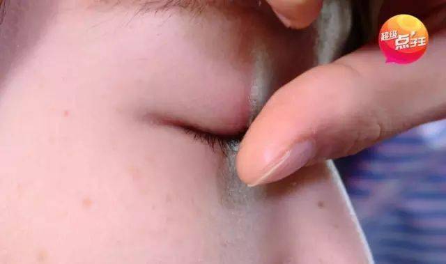 唇膏涂睫毛有危险吗(唇膏擦睫毛有什么效果)