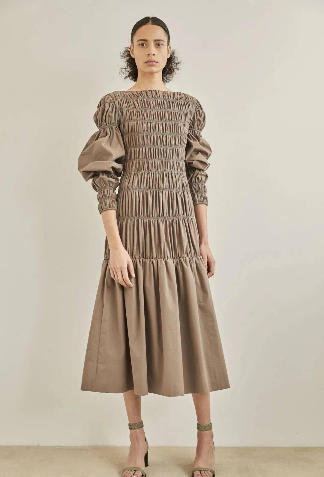 夸张比例肩袖设计