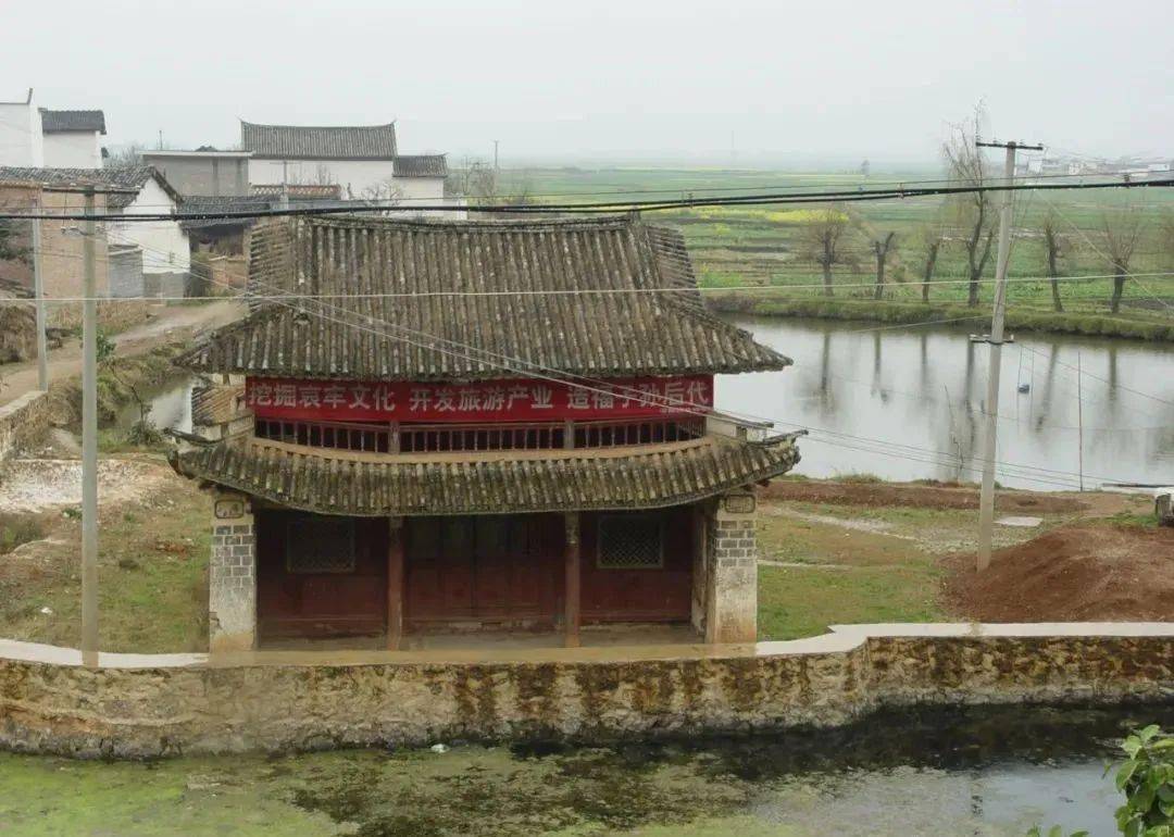 "南诏本哀牢后裔"的历史渊源而在哀牢国首邑之地——保山哀牢山下建庙