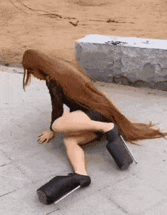 搞笑gif:大姐,你这个防雨装备根本就挡不了雨啊