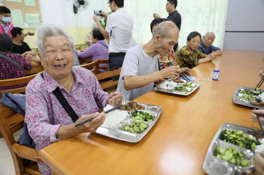 为 珠海市各长者饭堂统一配备了可以"刷脸吃饭"的智慧养老助餐系统