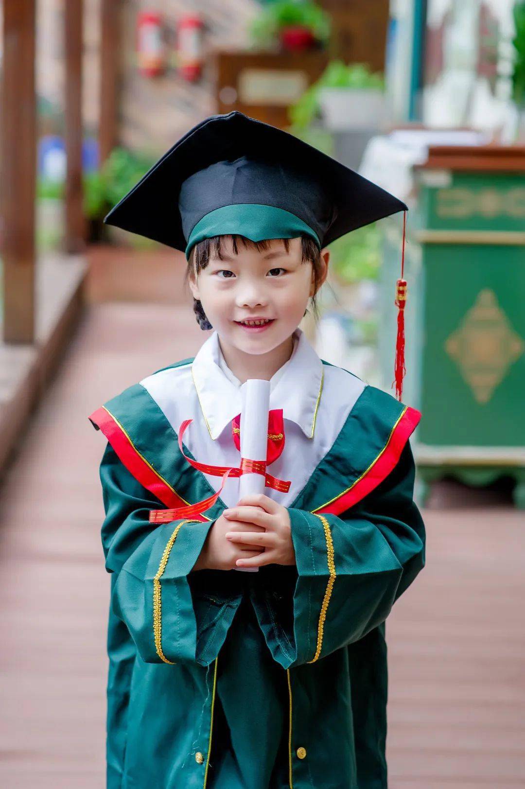 明天依旧光芒万丈东方明珠国际幼儿园毕业照