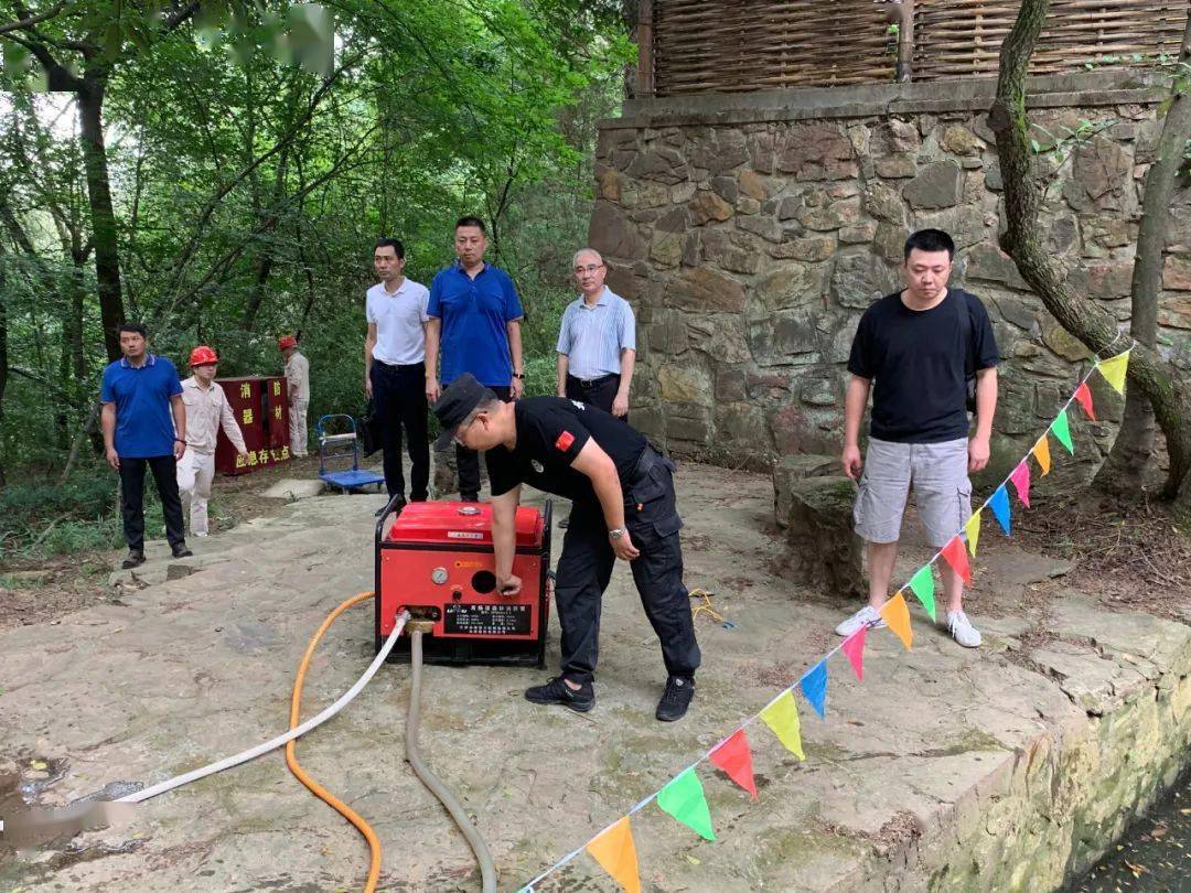 在山林防火工作座谈会上,管理处杨锡栋主任向调研督导组一行汇报了