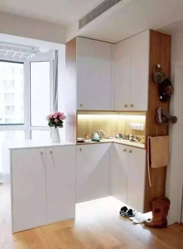 利用当然了,有些家庭尤其是小户型,还会选择直接购买一个成品半高鞋柜