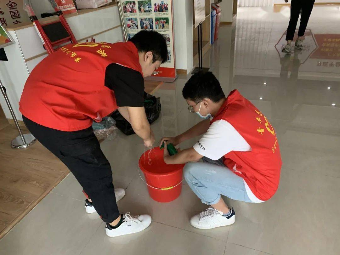 青州团市委组织青年志愿者到青少年宫清理卫生