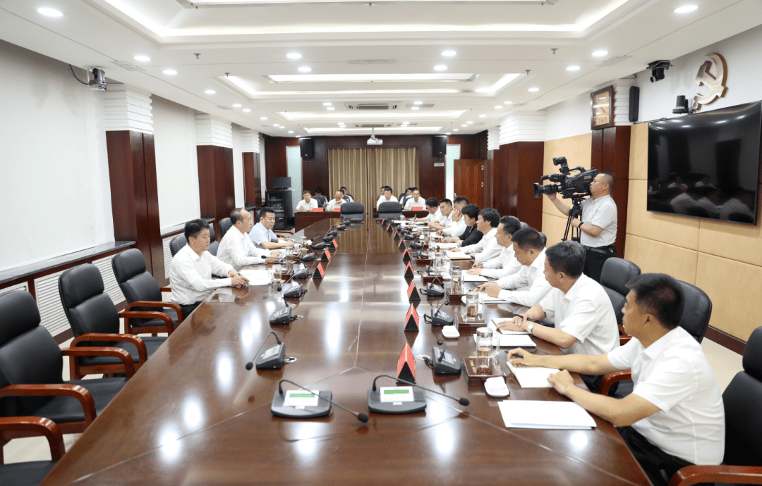 吴靖平在省政府副秘书长冯喜亮,省财政厅厅长谢忠岩,市委书记王爱明