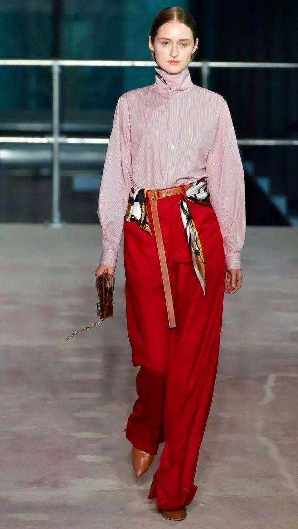 拖地阔腿裤和衬衫也可以用红粉搭配,气势上特别足粉色温柔红色浓艳