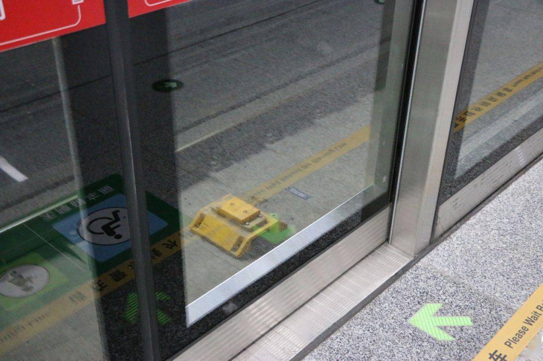 安装在站里的黄色盒子(应答器)信号系统除了实现列车怎么开以外