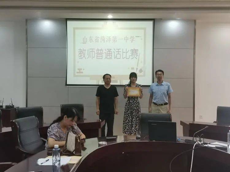 比赛流程由人民路校区教务处主任陈洪昌老师主持,潘磊老师,董桂平老师