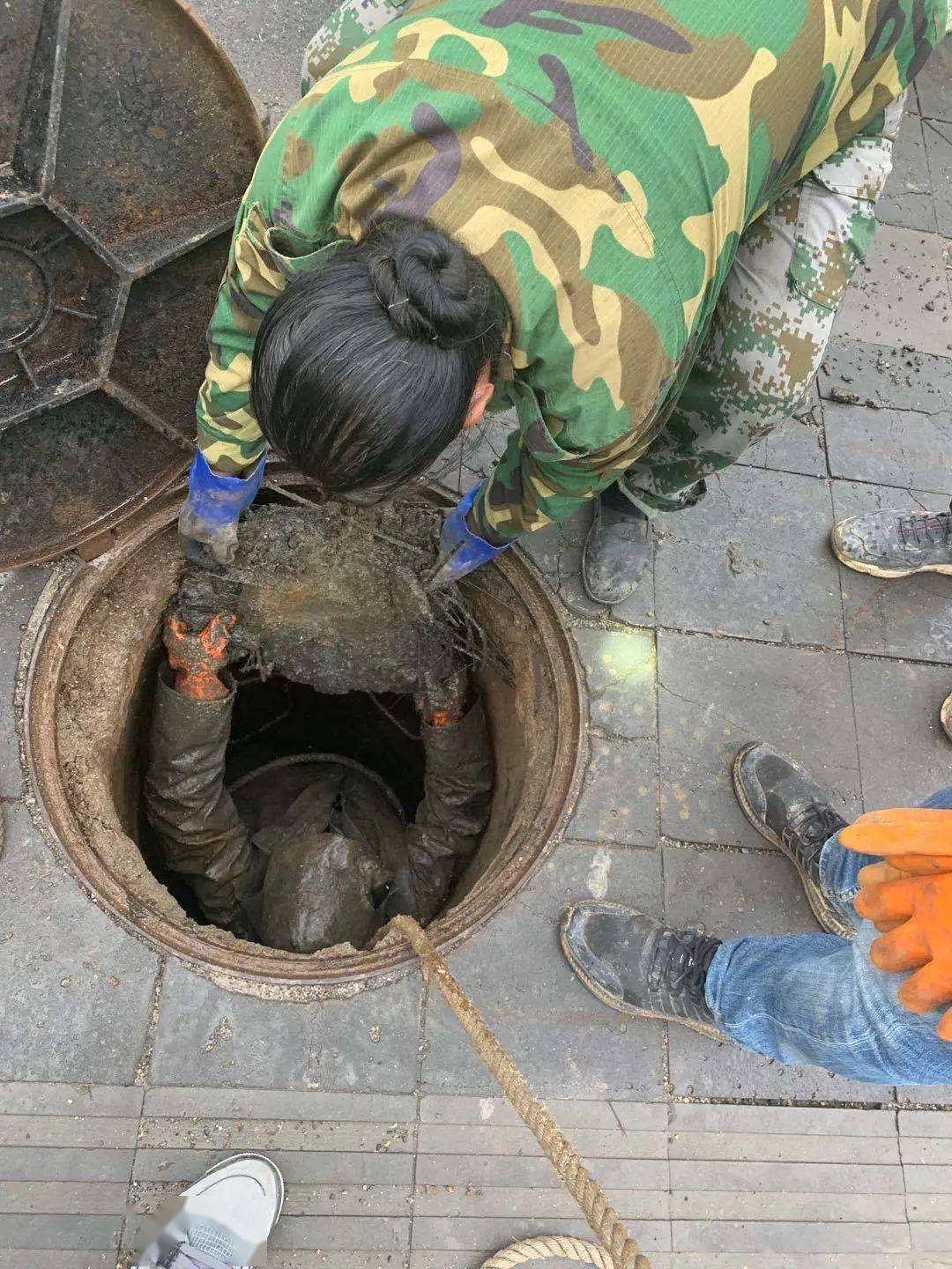 行行有看头致敬地下工作者水道清掏工人