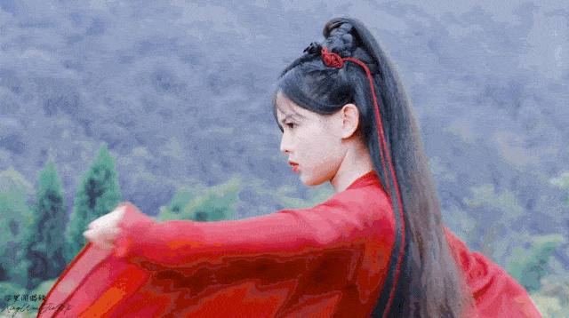 而被暗算后凤舞"废柴少女"的人设,也比较贴合以往杨超越在荧幕中的