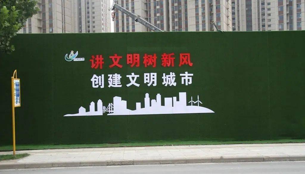 华府和禾瑞尚康妇幼医养中心施工现场都设置了围挡,并配置了公益广告