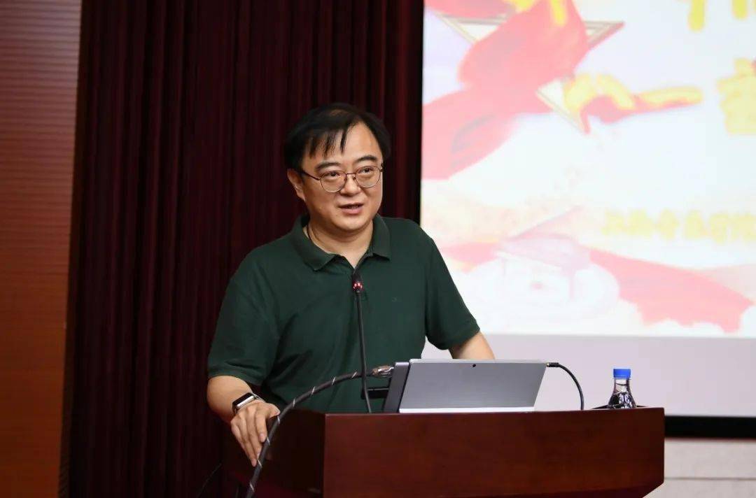 市检察院机关党办主任李炜,徐汇区退役军人事务局副局长游威点评了