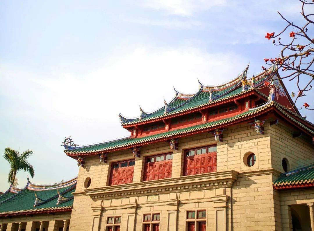 一生独身的陈老先生不曾享受过儿女绕膝的幸福,却感受到学校,学院