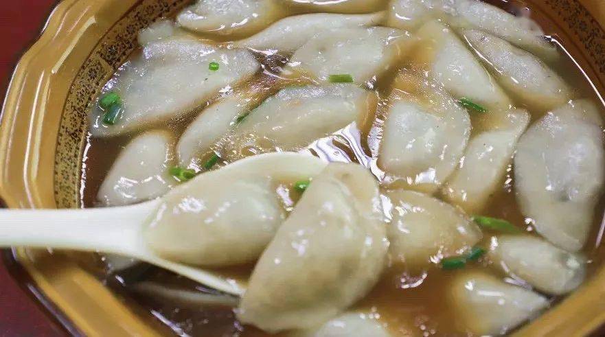 客秋包煮熟的菜芋去皮后捣烂,与蕨粉(地瓜粉,木薯粉)揉和,以水粘手