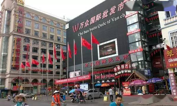 位于东兴口岸的万众国际批发市场迎来了众多的游客.