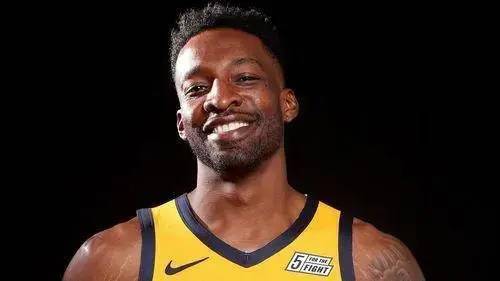 在经历了心脏搭桥手术后的杰夫格林又回到了nba赛场上,而他胸口上的