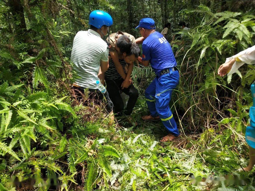 上犹蓝天救援队:孔子(带队/谢云生/曾鸿/郭昌明/卢艳5人携带冲锋舟等