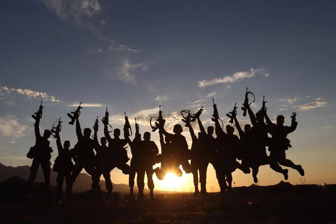 当青春遇上军旅快来收藏这组大漠热血剪影