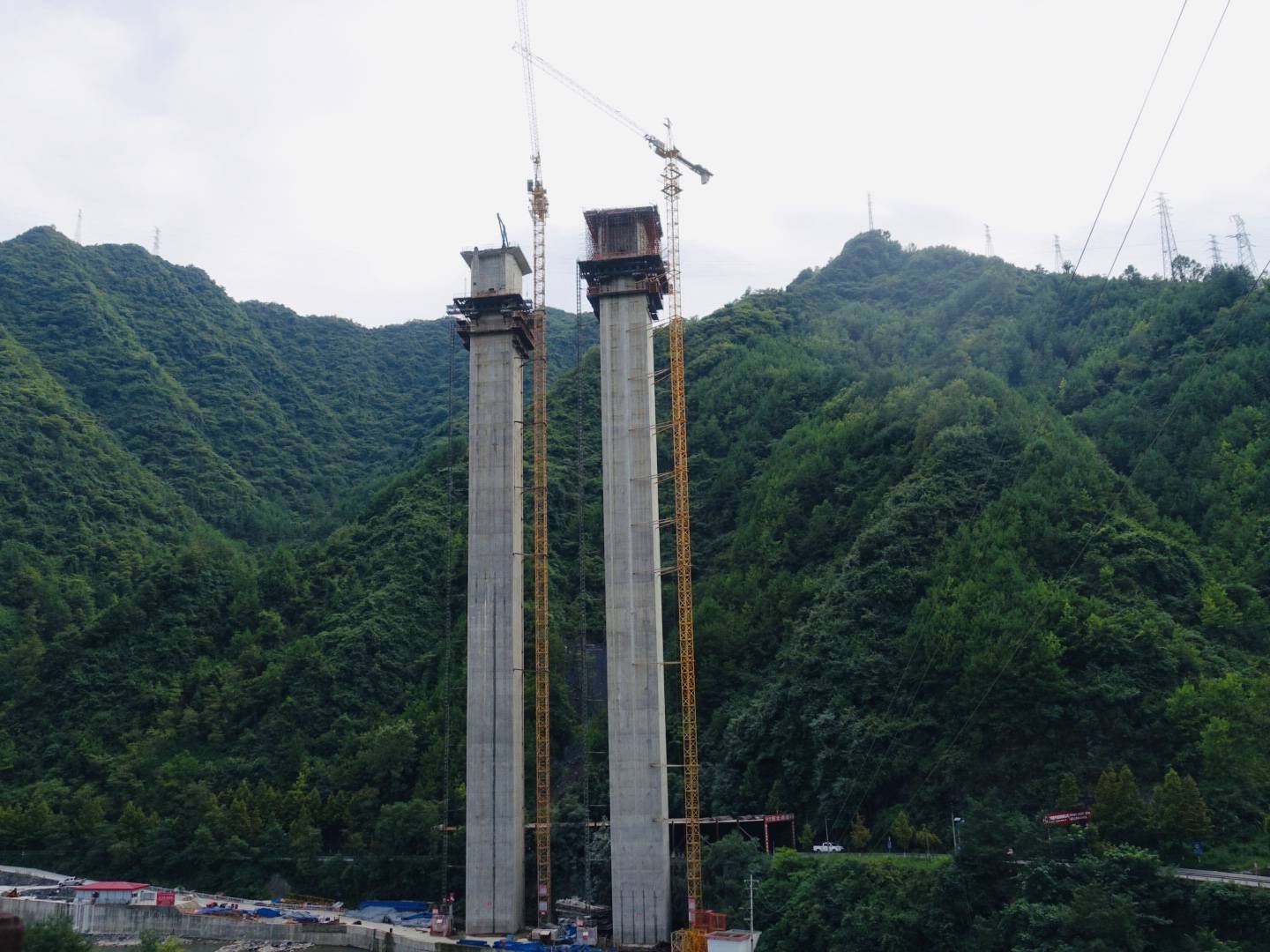 群山之间架起高速路:聚焦8.34公里的难与险_桥墩