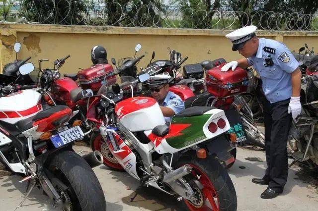 神车炸街难查淄博临淄警方多警协作上门收缴