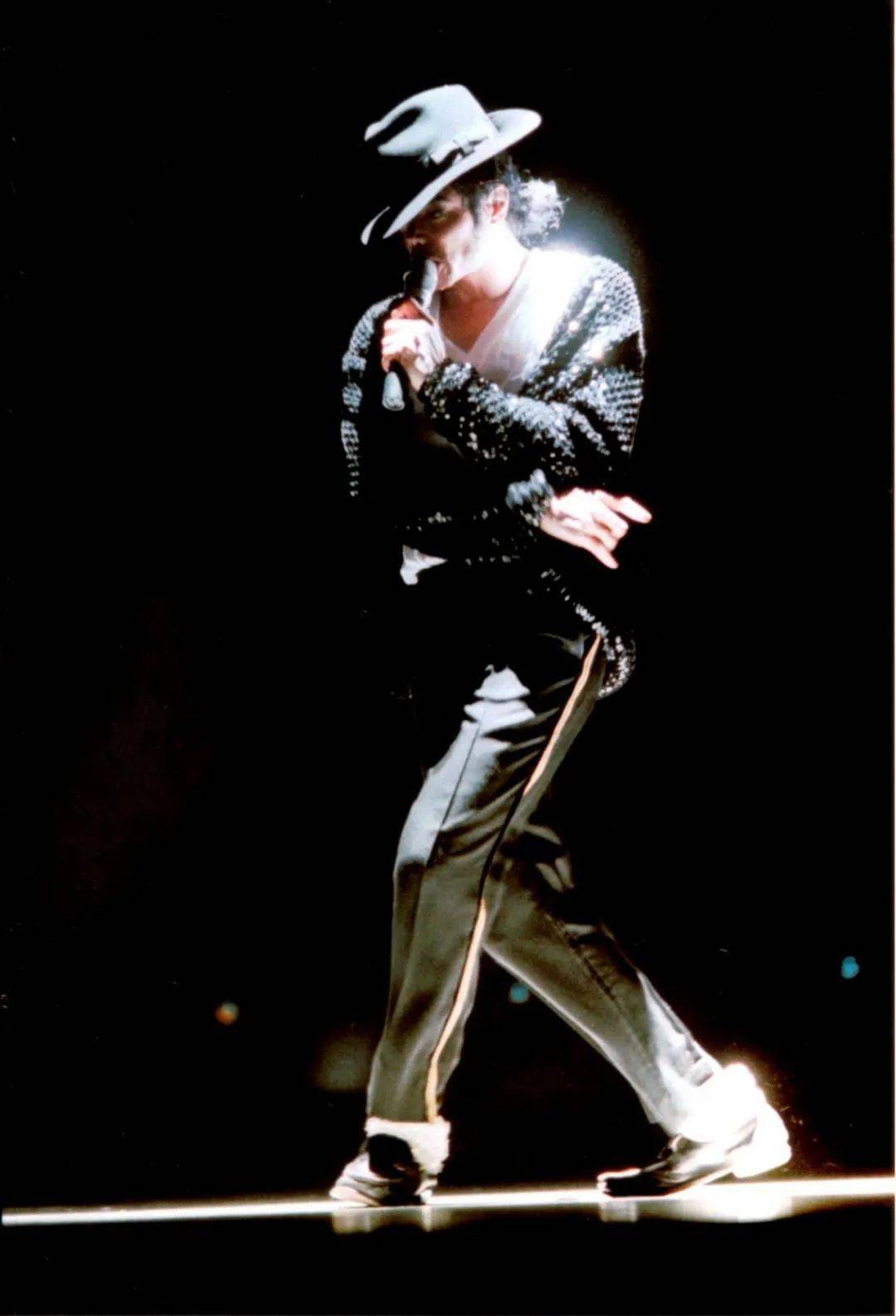 竟然跳起了麦可杰克森的经典舞蹈.