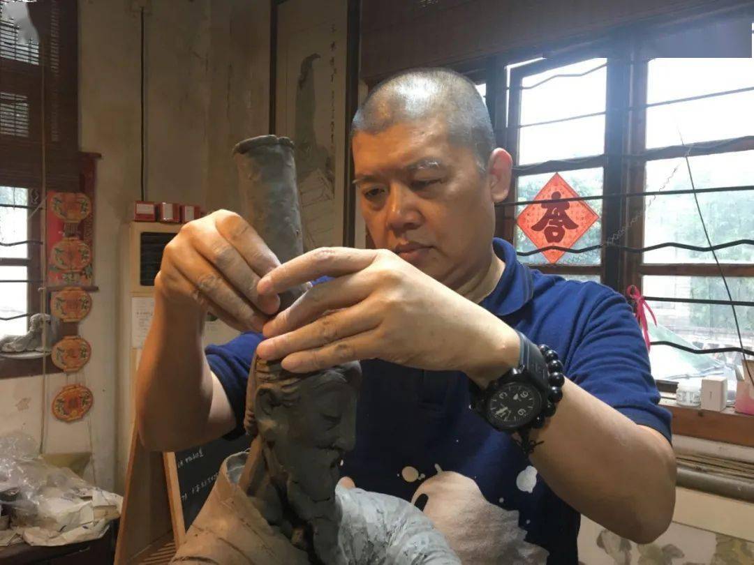 8月8日中国陶瓷艺术大师封伟民亮相直播间为石湾陶艺打call