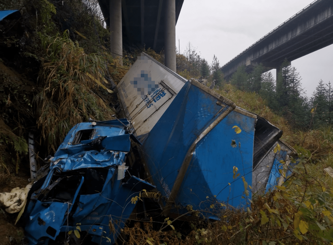 邵陽支隊洞口大隊值班室接到報警稱,g60滬昆高速1362km(東往西)處