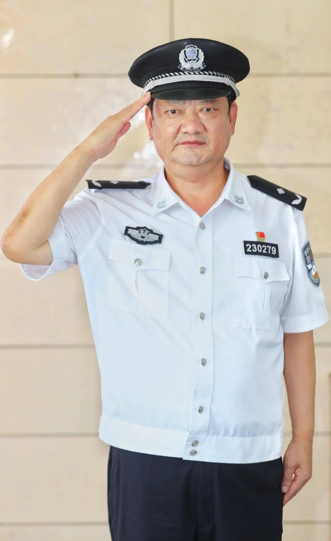 中国警察白衬衫图片