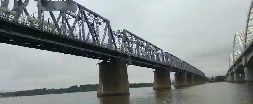 轻生跳江,溺水失踪疑因情感问题一名23岁女青年在道里区滨洲铁路桥上