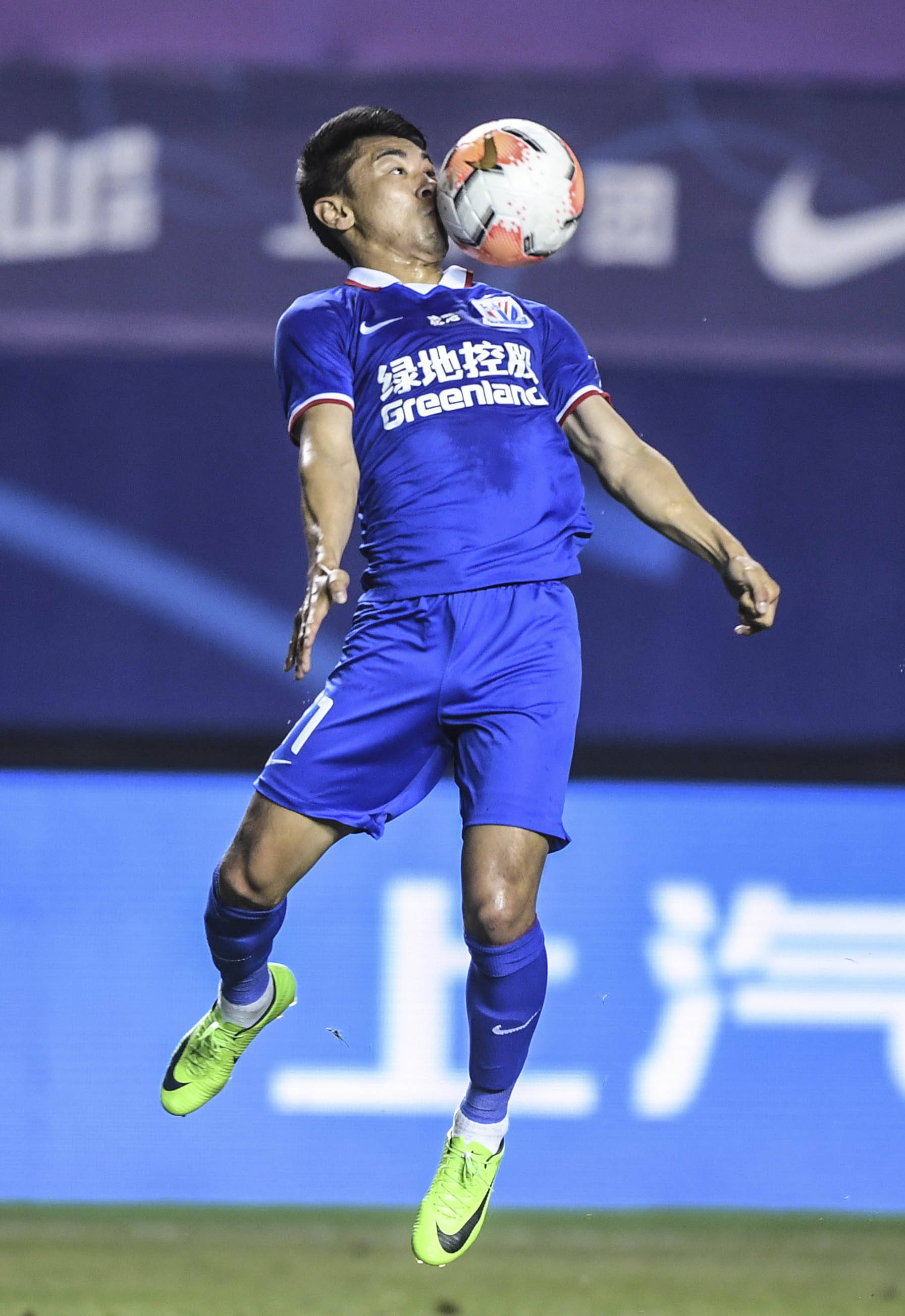 8月10日,上海绿地申花队球员于汉超在比赛中停球.