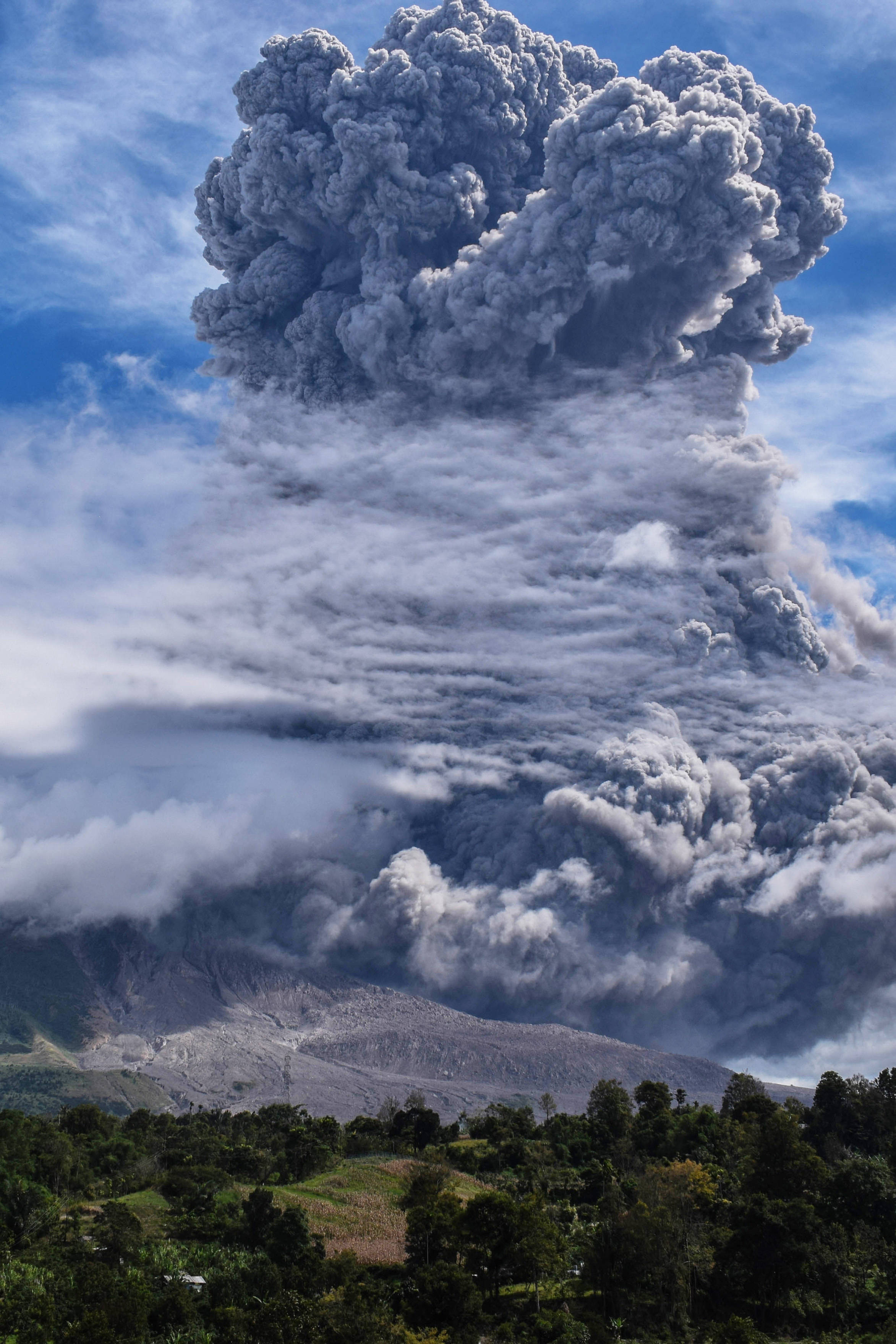 印尼锡纳朋火山喷发