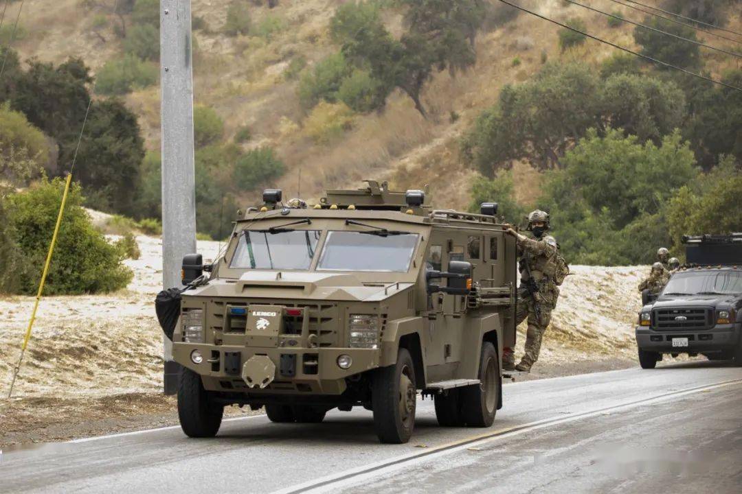 【现场】youtube网红涉嫌参与非法集会,豪宅被fbi突袭