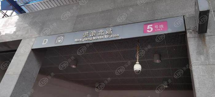 从洪浪北的d出口出来,便能看到马路对面有一家沃尔玛.