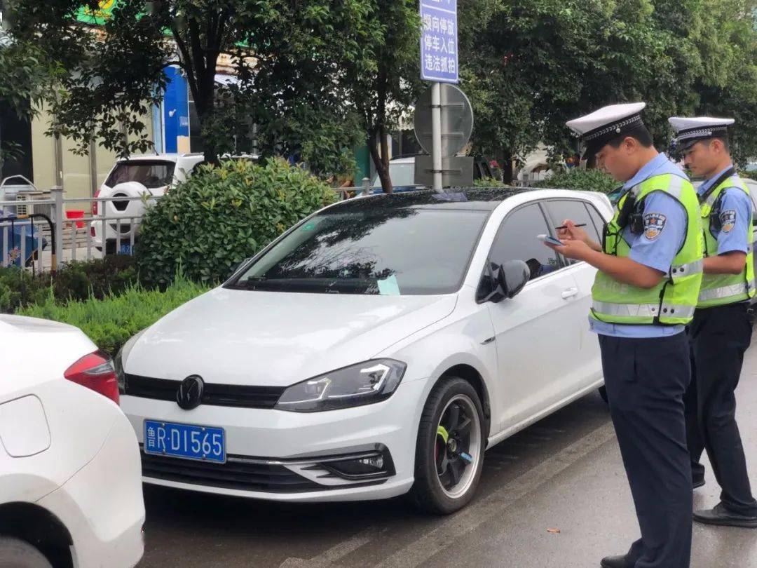 创城进行时菏泽交警拍了拍违停司机