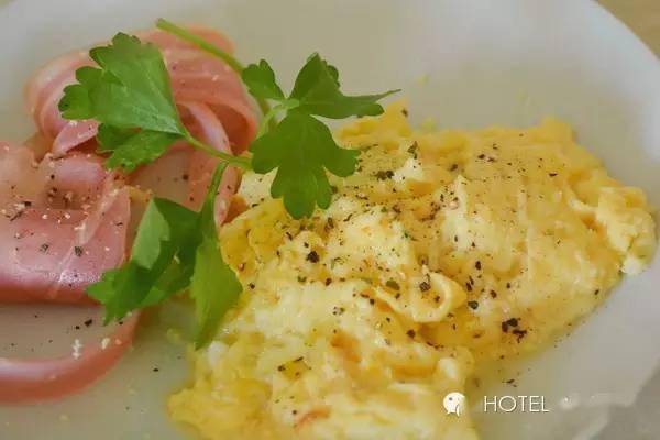 炒蛋: scramble egg吃双面煎的,但是不太熟的荷包蛋:over easy egg