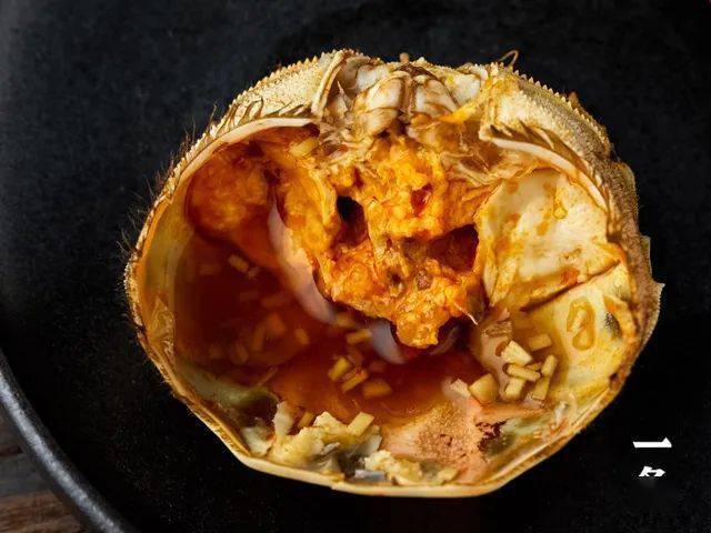 蟹盖里的黄也别浪费,直接倒点姜末酸醋,用小勺挖着吃,过瘾得很!