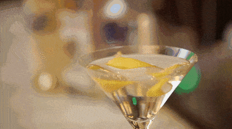 冰块②先倒入橙味苦精1滴③倒入干味美思10ml④倒入干金酒90-100ml⑤