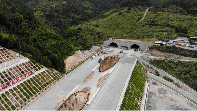 成为莆炎高速公路三明段全线璞溪隧道右线(大田梅山境内)顺利贯通莆炎