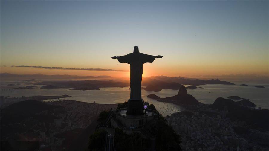 人民网讯 当地时间2020年8月9日,巴西里约热内卢,航拍基督像,矗立于