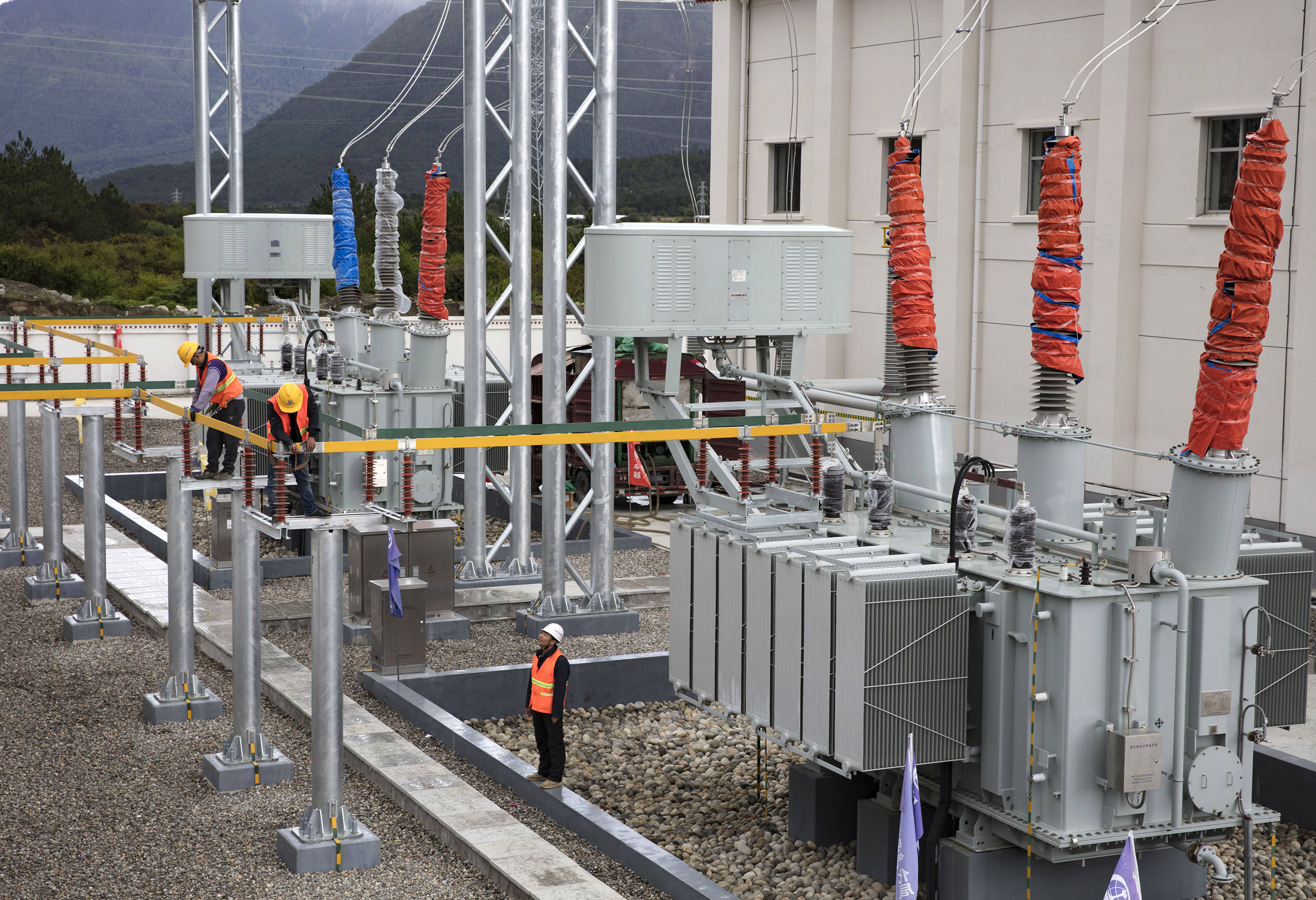 拉林铁路全线牵引变压器安装完成