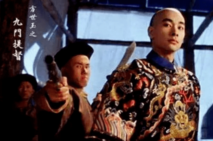 同时,由于他饰演的九门提督是个反派,元奎让他"斜着眼睛看人",还在