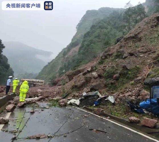 央视新闻客户端|雷雨交加！四川雅安多地出现城市内涝、道路中断