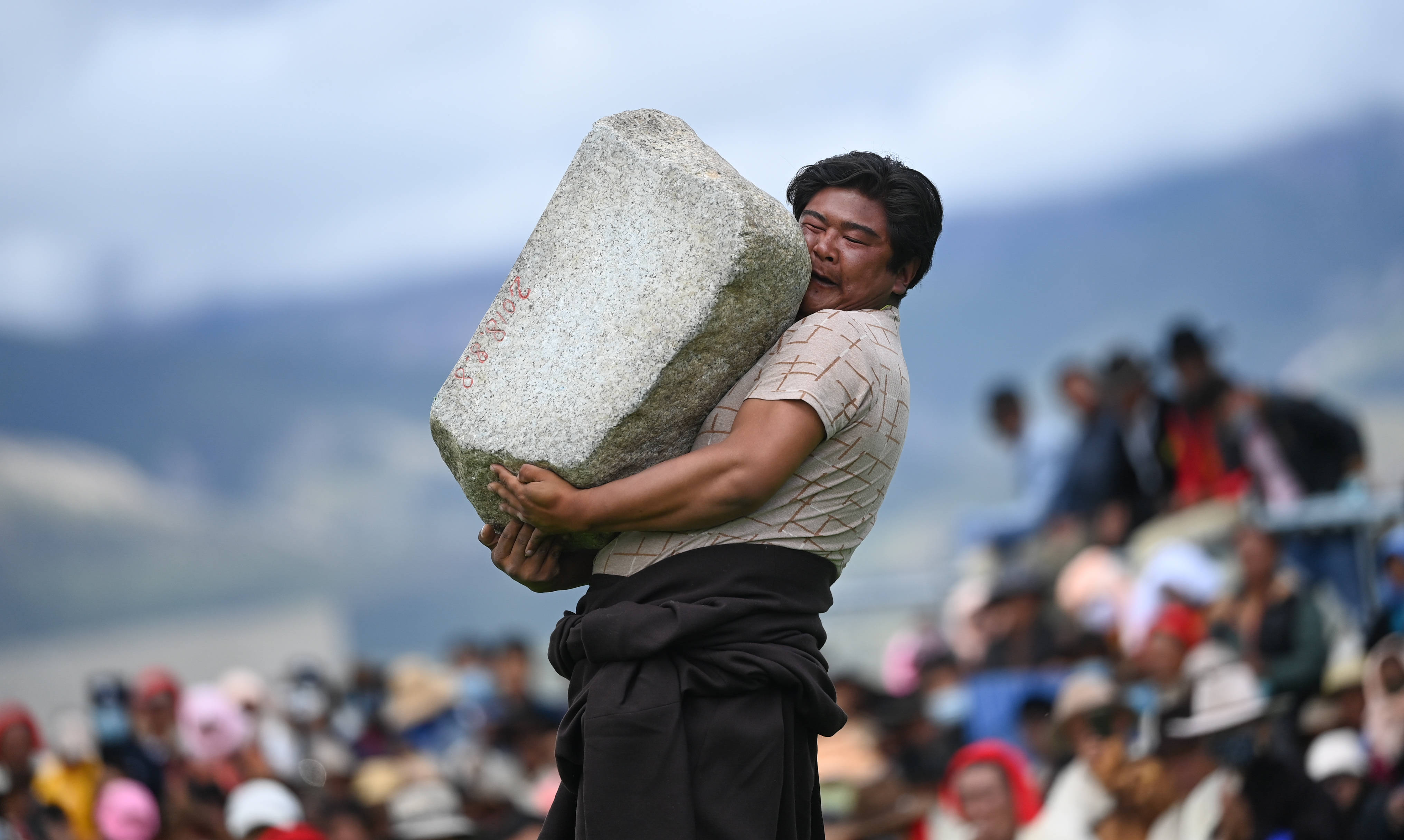 当日,西藏拉萨市当雄县举行了传统抱石头,抱青稞比赛,这是"当吉仁"