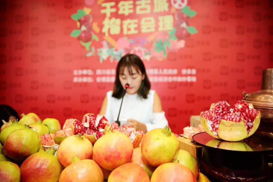 参与此次直播的商户何爽原是东航的空姐,2017年辞职返乡开始试做电商