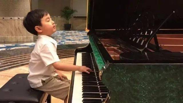 4岁钢琴神童演奏,还没开始就醉了,他的父母做了这件了不起的事!_埃文