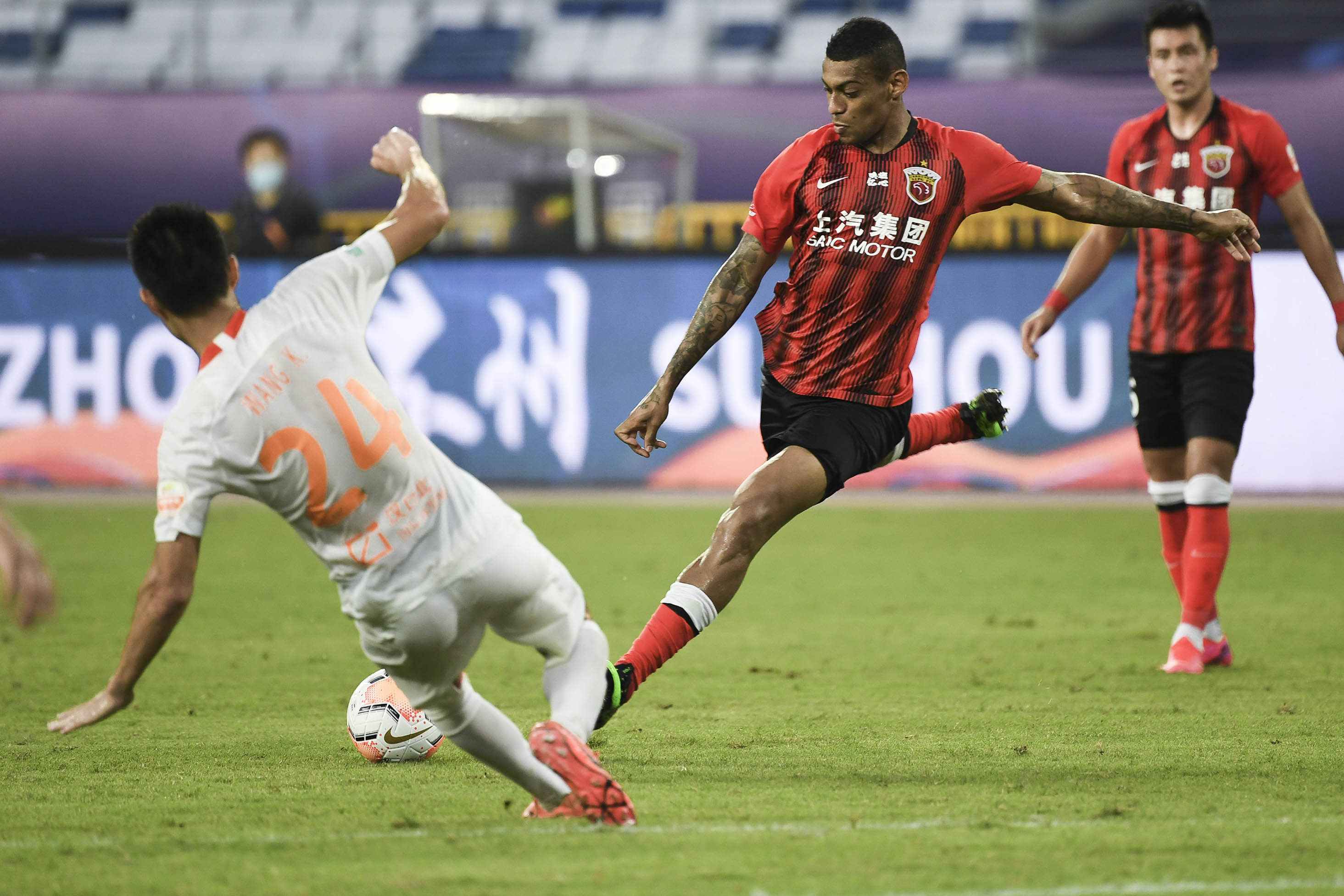 8月12日,上海上港队球员里卡多·洛佩斯(中)在比赛中射门.