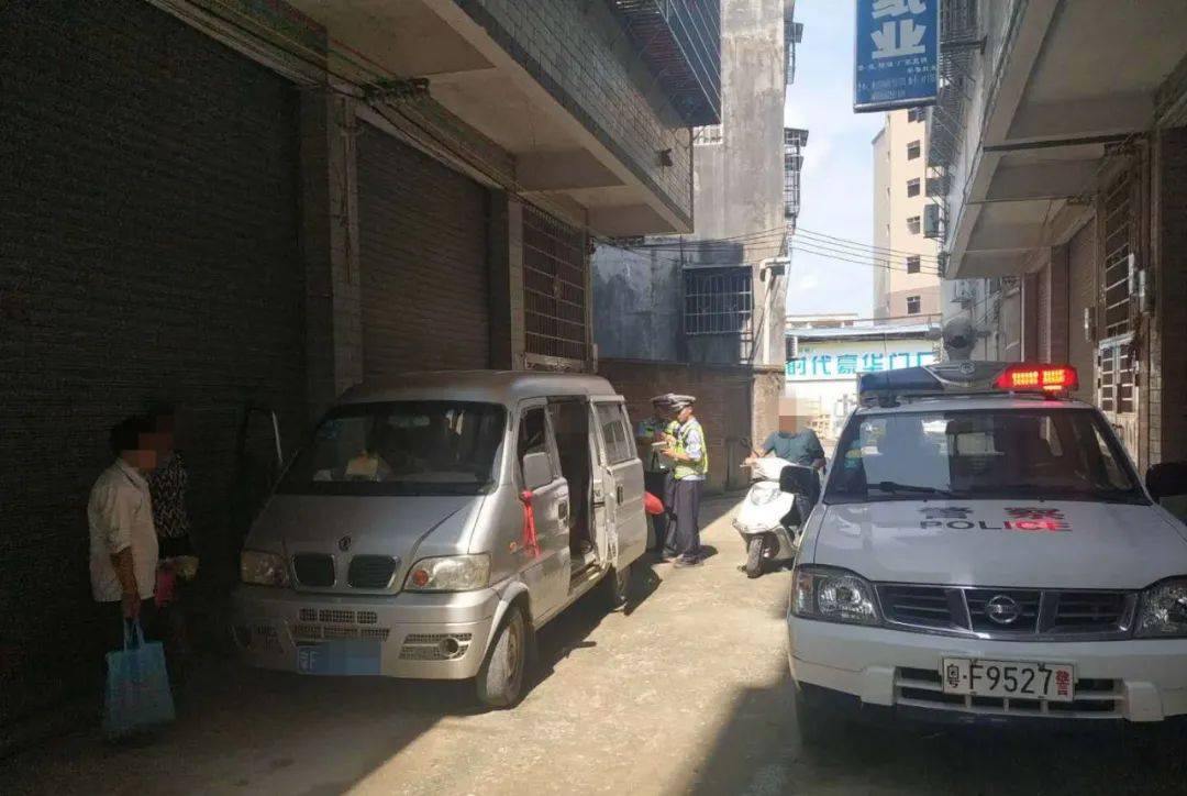 8月8日,乐昌市秀水镇人许某明驾驶一辆小面包车在乐昌梅花镇载客后