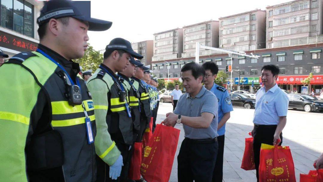 钟益民看望慰问一线工作者