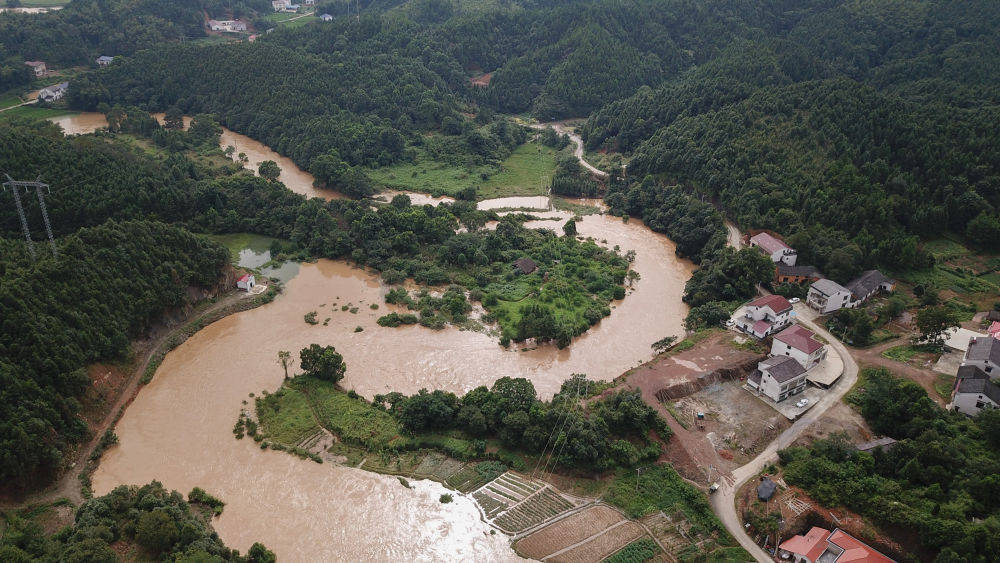8月10日,湖南岳阳平江县瓮江镇石坳村旁的水位较高(无人机照片).
